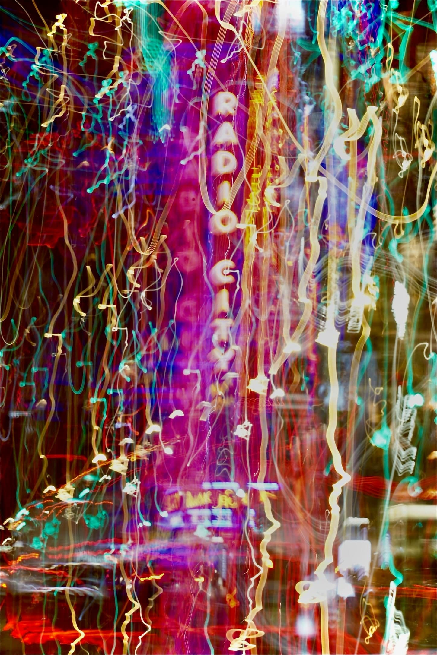 Abstrakte farbige Lichtspuren und Reflexionen