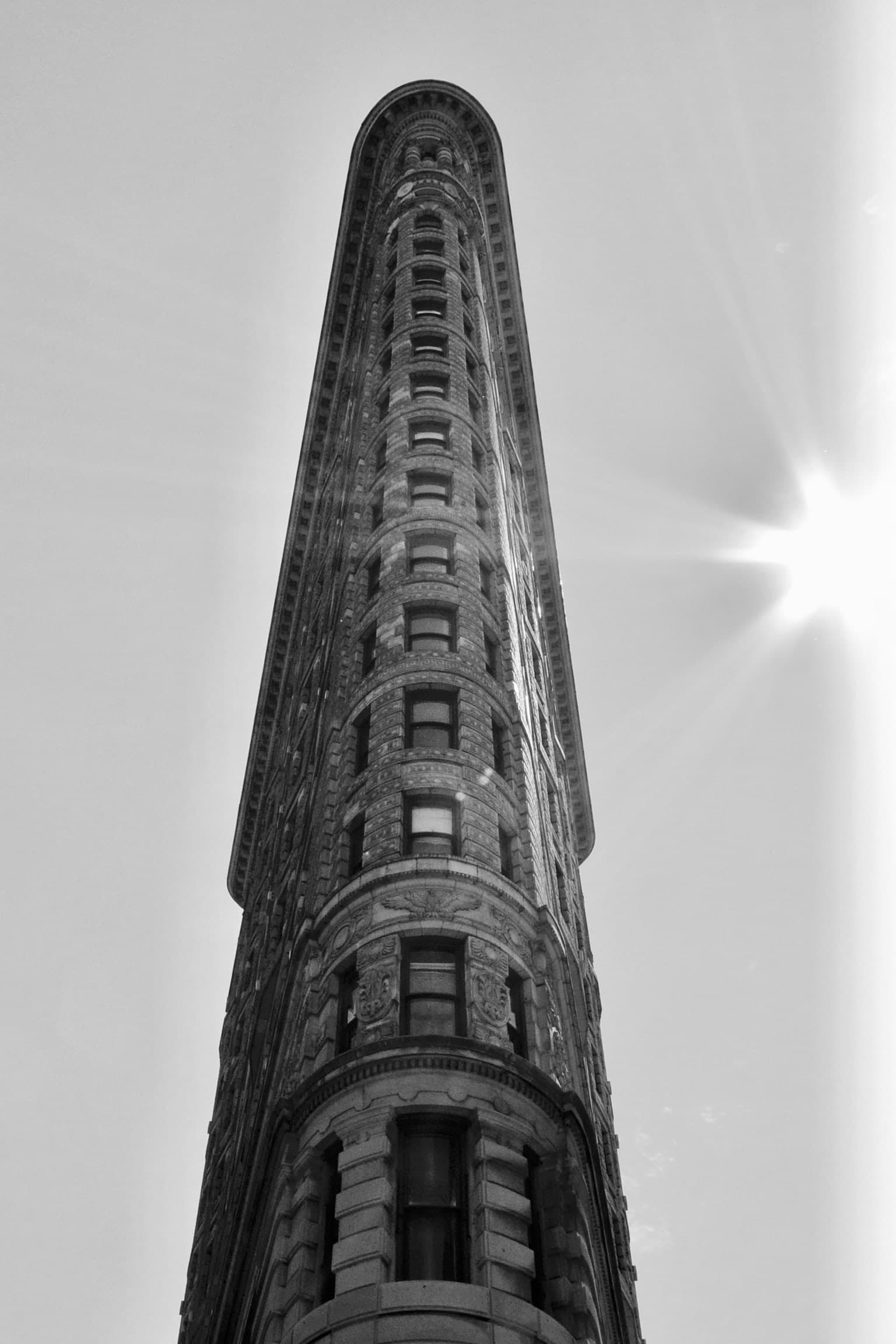 Flatiron Building in New York aus tiefer Perspektive in Schwarz-Weiß