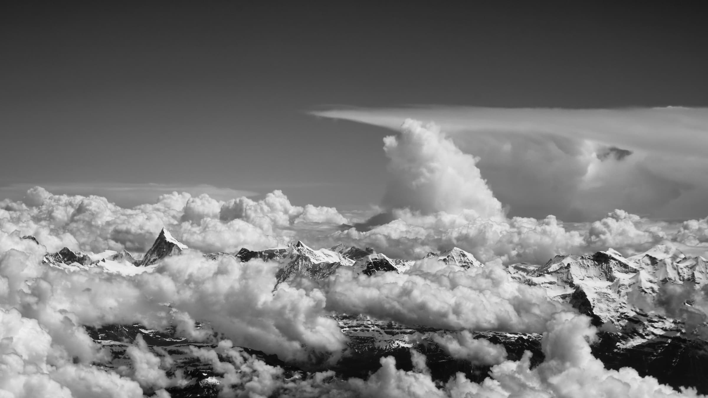 Alpengipfel über einem dramatischen Wolkenmeer