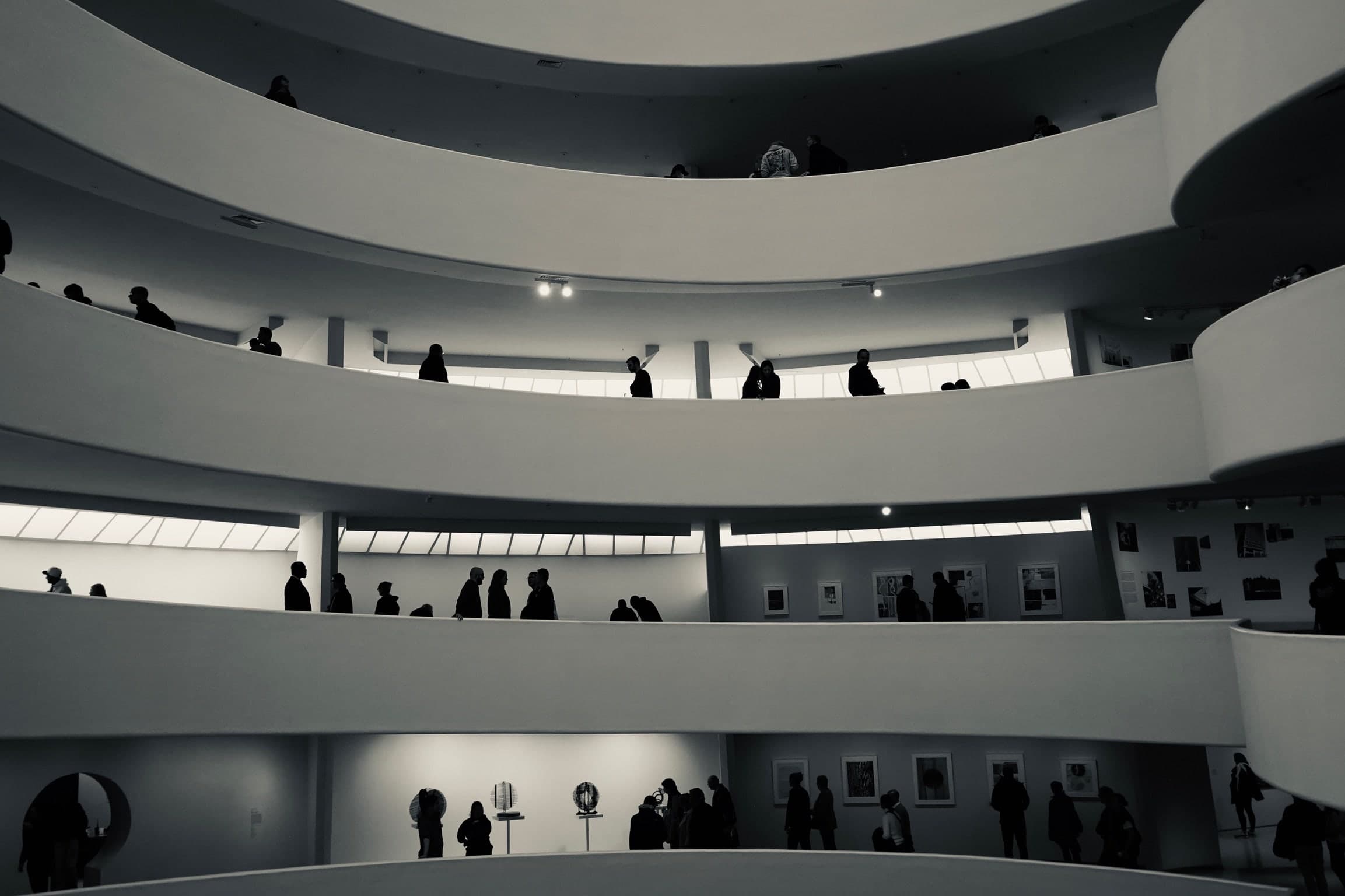 Geschwungene Innenarchitektur des Guggenheim Museums in New York