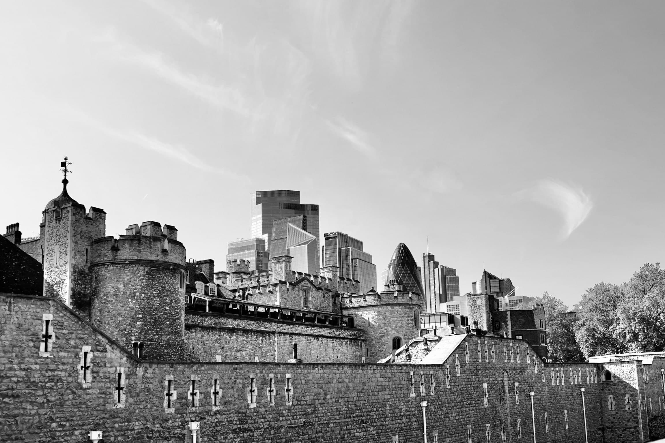 Tower of London mit moderner Londoner Skyline im Hintergrund
