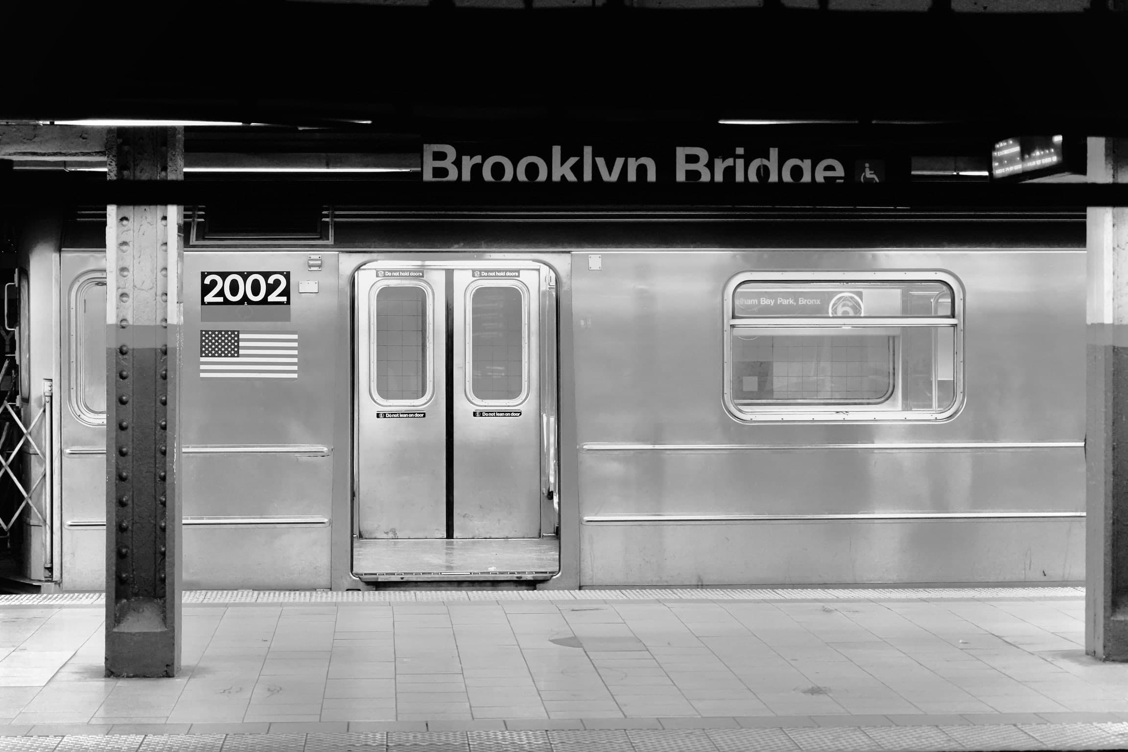 U-Bahn-Zug am Bahnsteig Brooklyn Bridge in New York