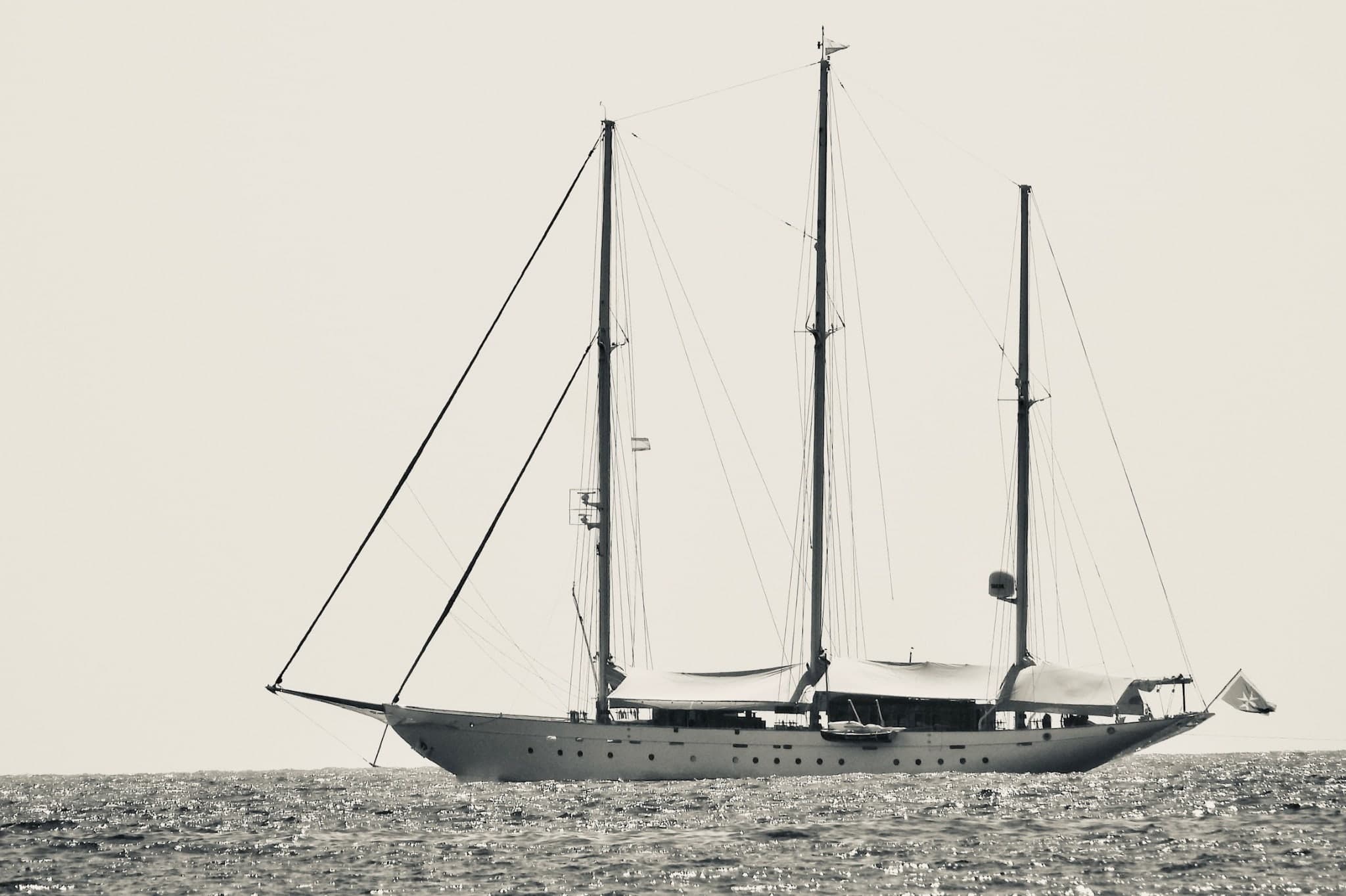 Einzelnes Segelboot auf ruhiger See