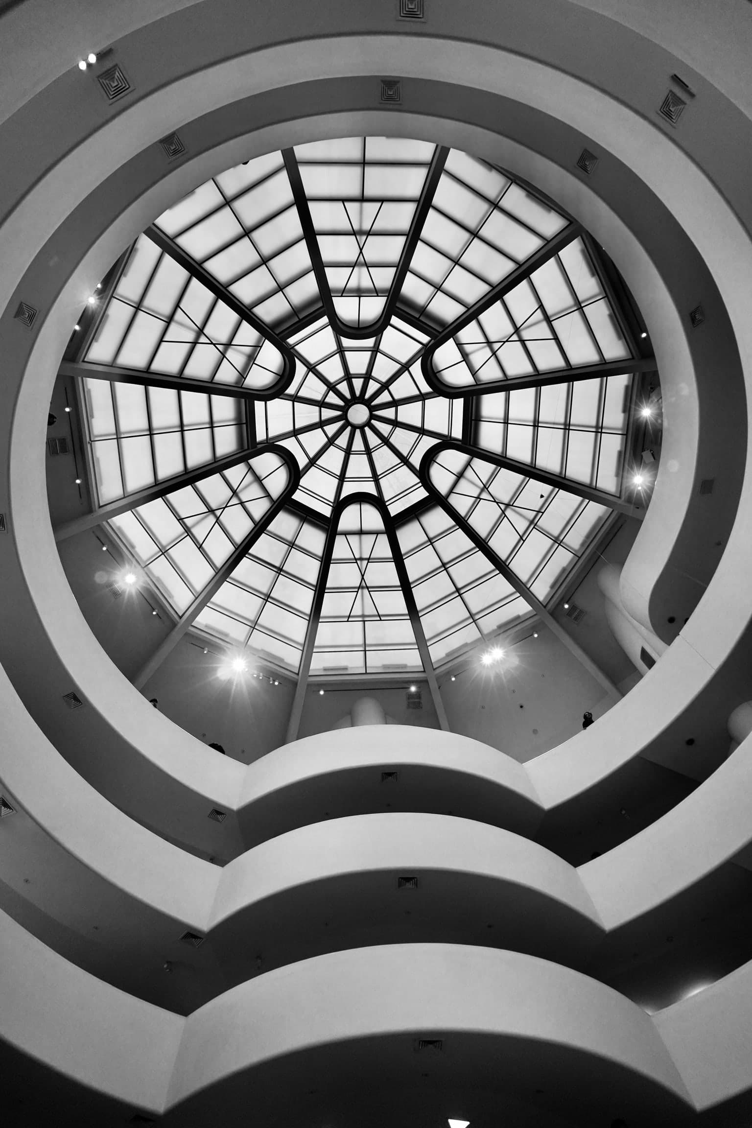 Rundes Oberlicht und spiralförmige Architektur im Guggenheim Museum