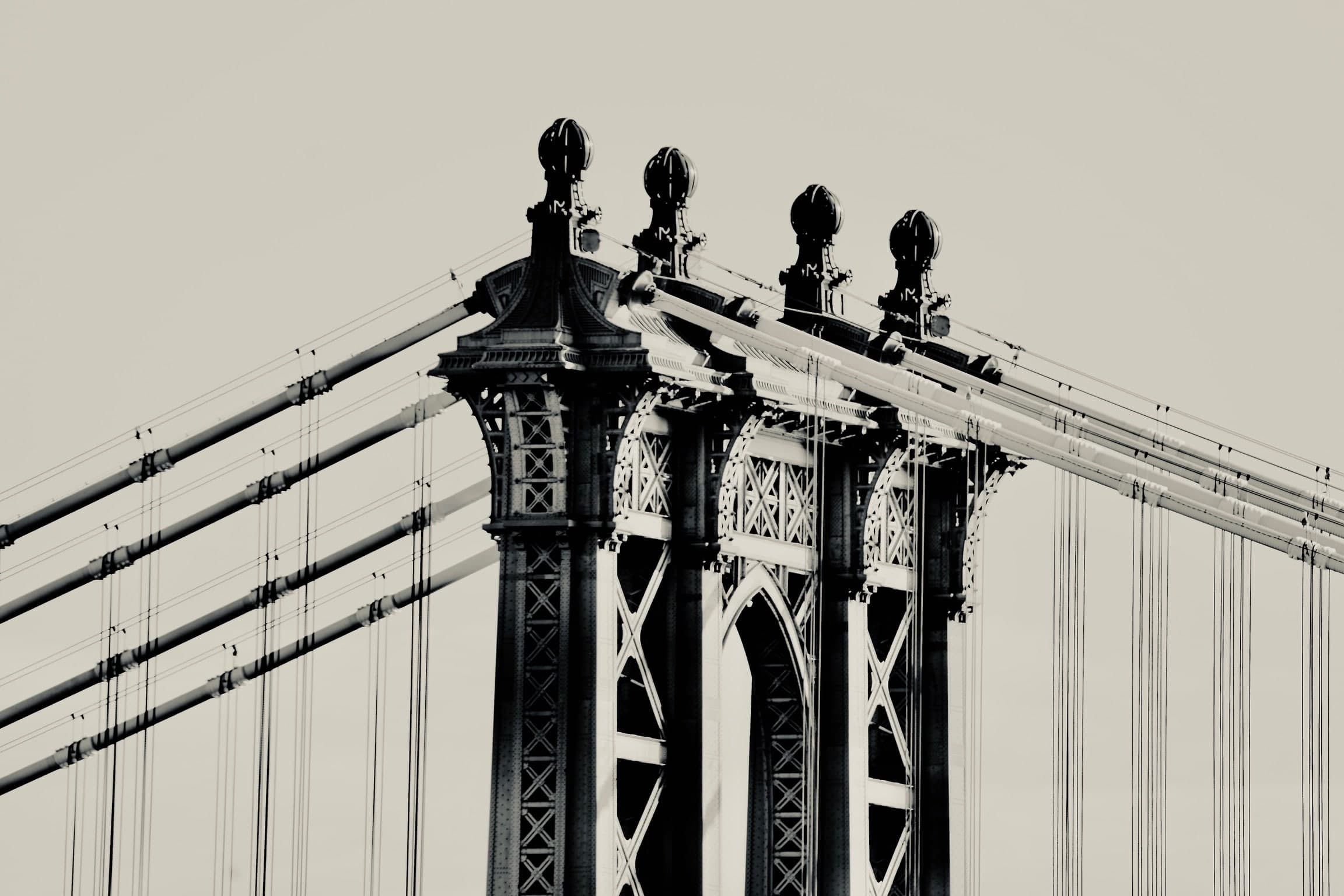 Detail eines New Yorker Brückenturms mit Tragseilen