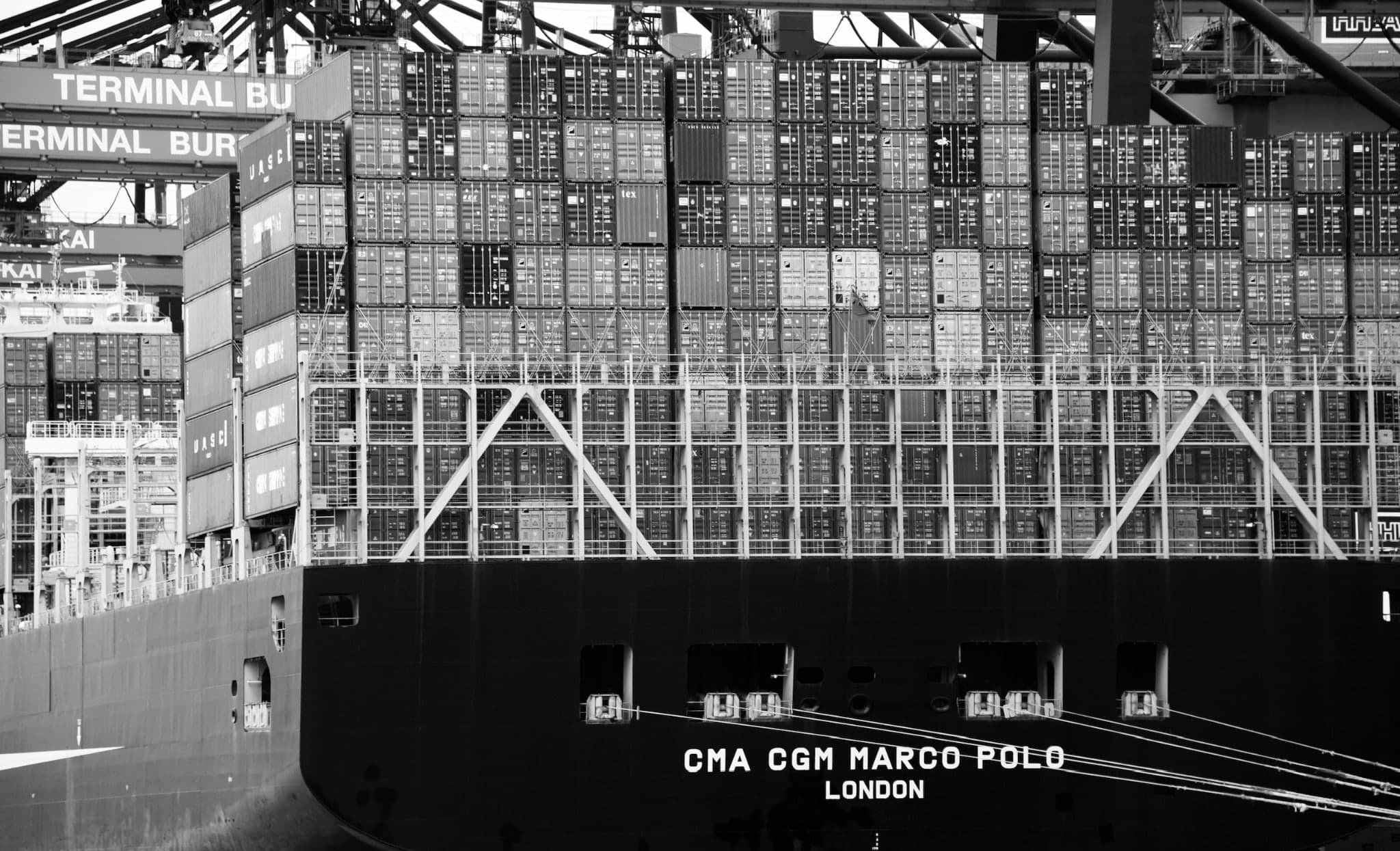 Containerschiff und Hafenanlagen in geometrischer Komposition
