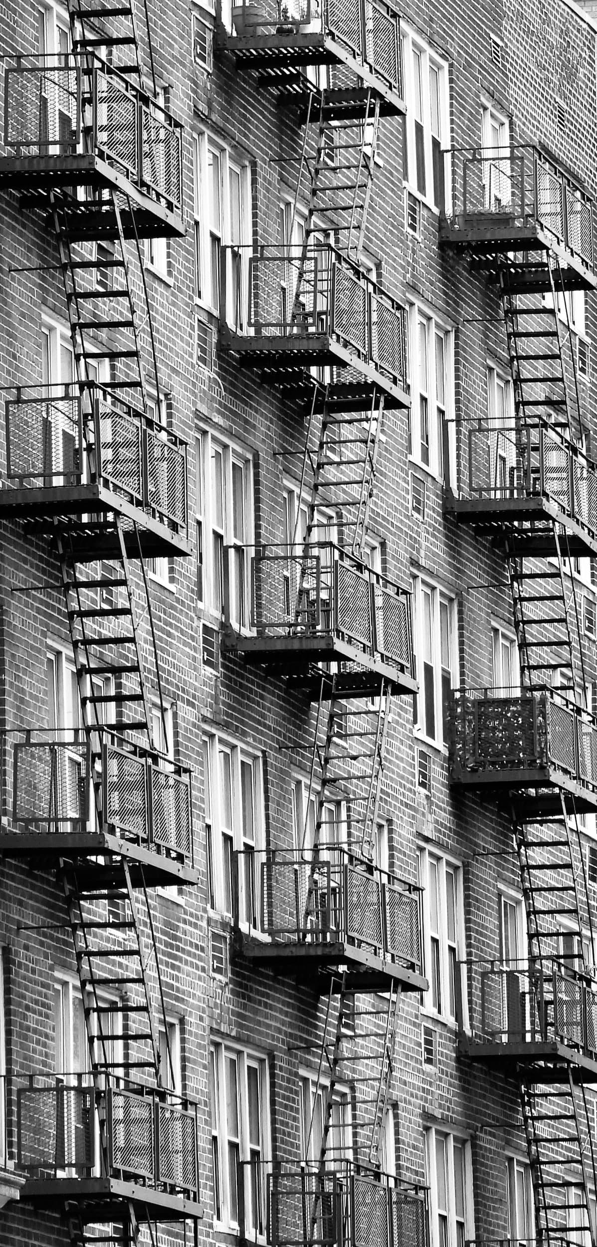 Fassade mit dicht gestaffelten New Yorker Feuerleitern