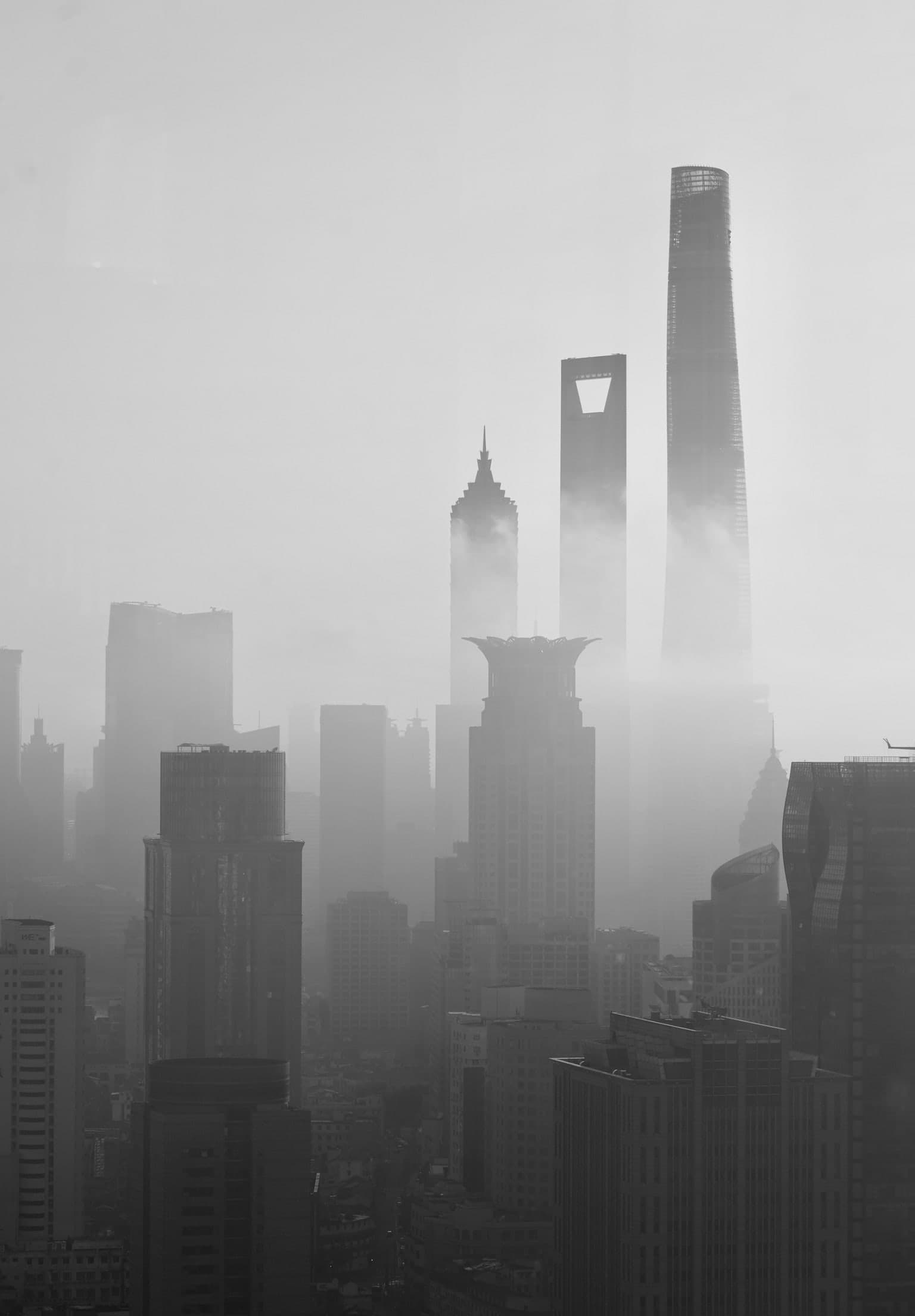 Wolkenkratzer von Shanghai, die aus dichtem Nebel ragen