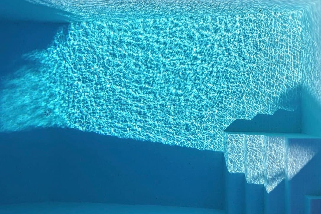 Abstrakte blaue Poollandschaft mit Licht und Schatten
