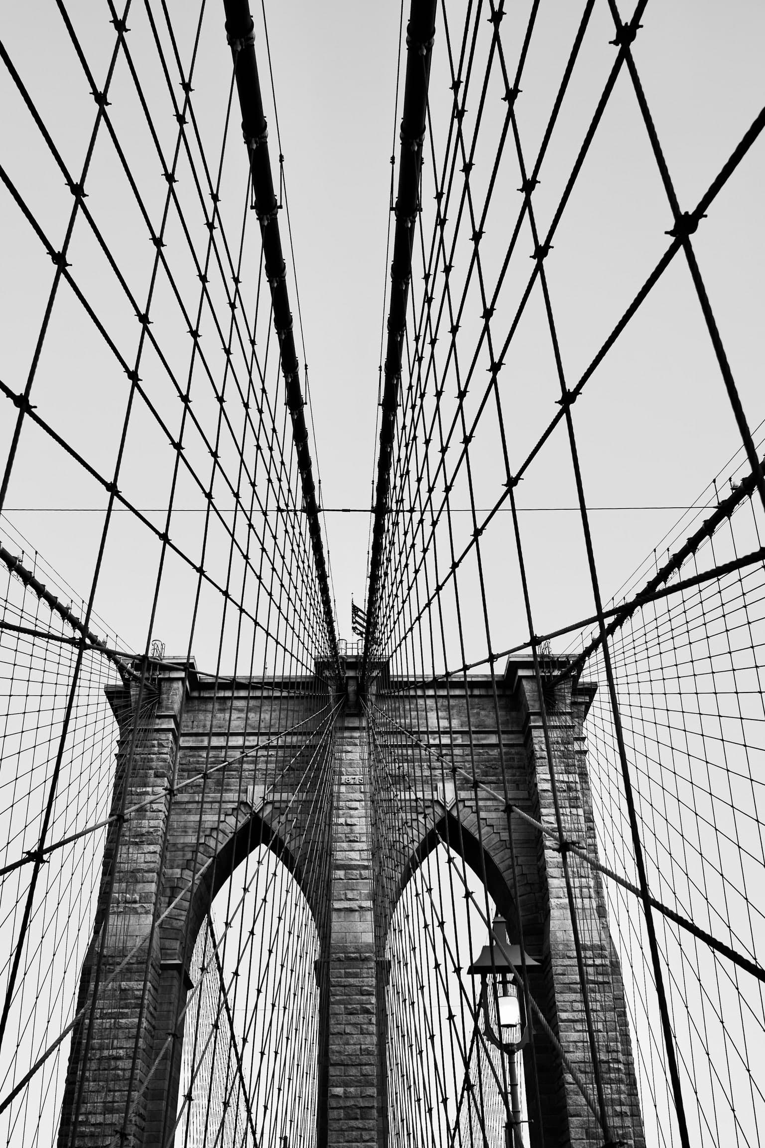 Pfeiler und Stahlseile der Brooklyn Bridge in Schwarz-Weiß