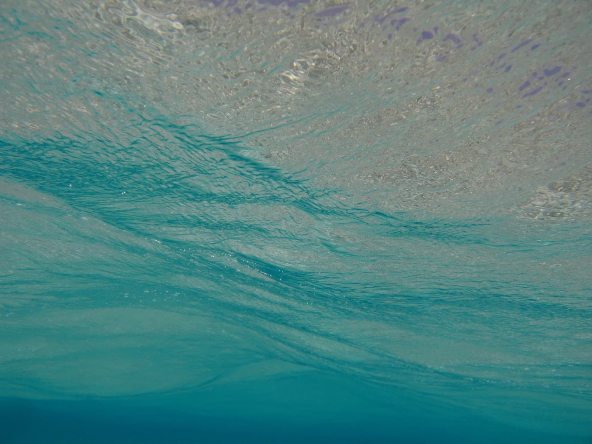 Welle und Licht unter der Wasseroberfläche