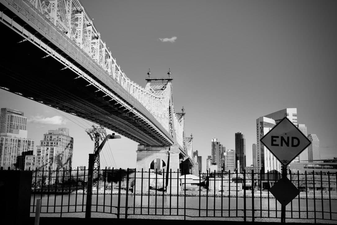 Straßenszene unter einer New Yorker Brücke mit End-Schild