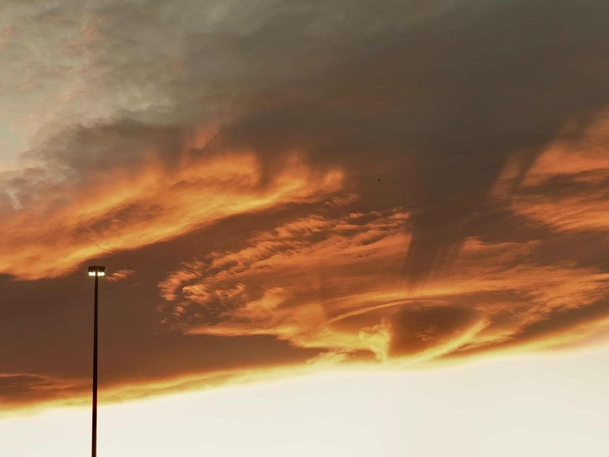 Feuriger Sonnenuntergang hinter einer Straßenlaterne