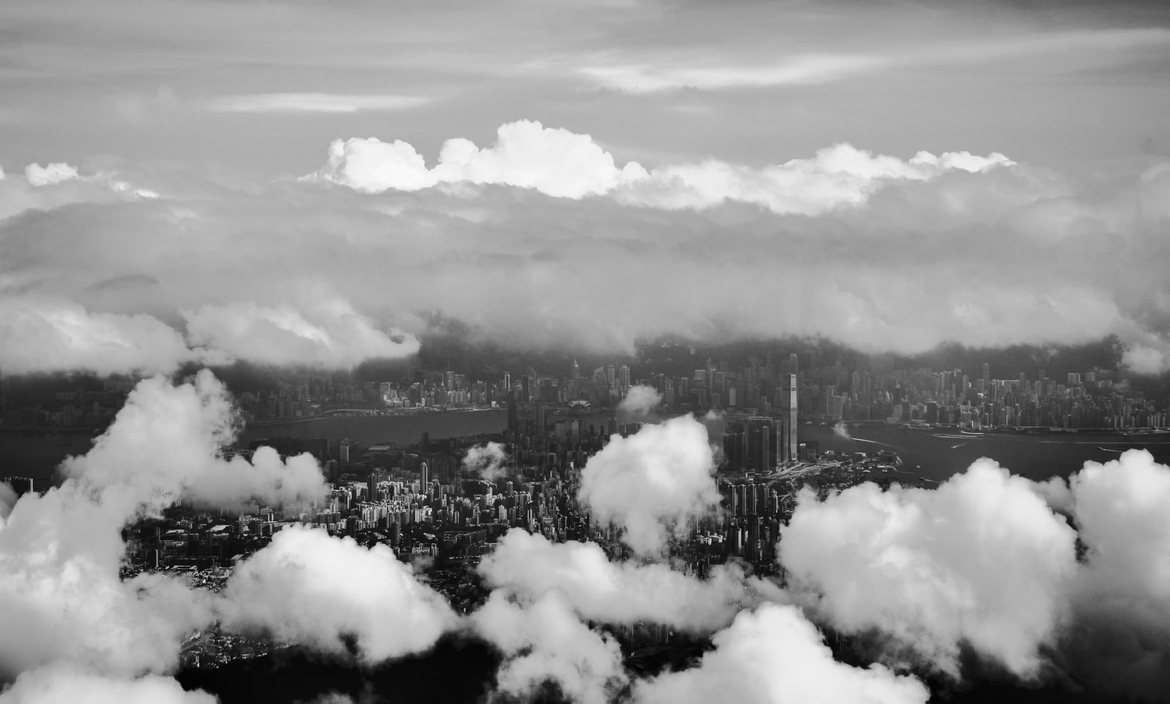 Stadtlandschaft zwischen hoch aufragenden Wolken