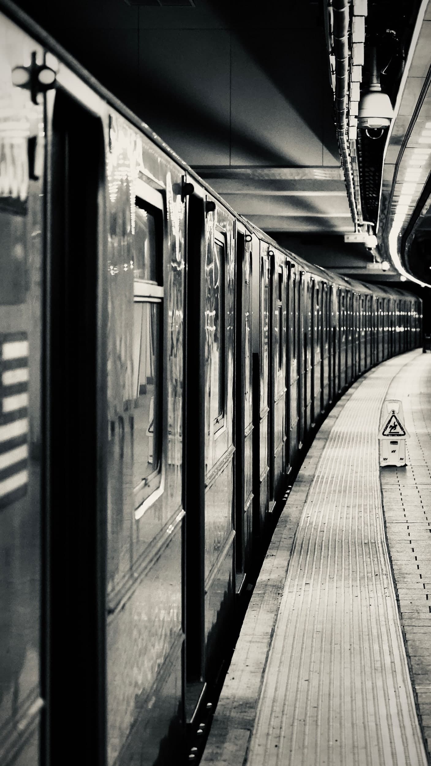 New Yorker U-Bahn-Zug an einem menschenleeren Bahnsteig
