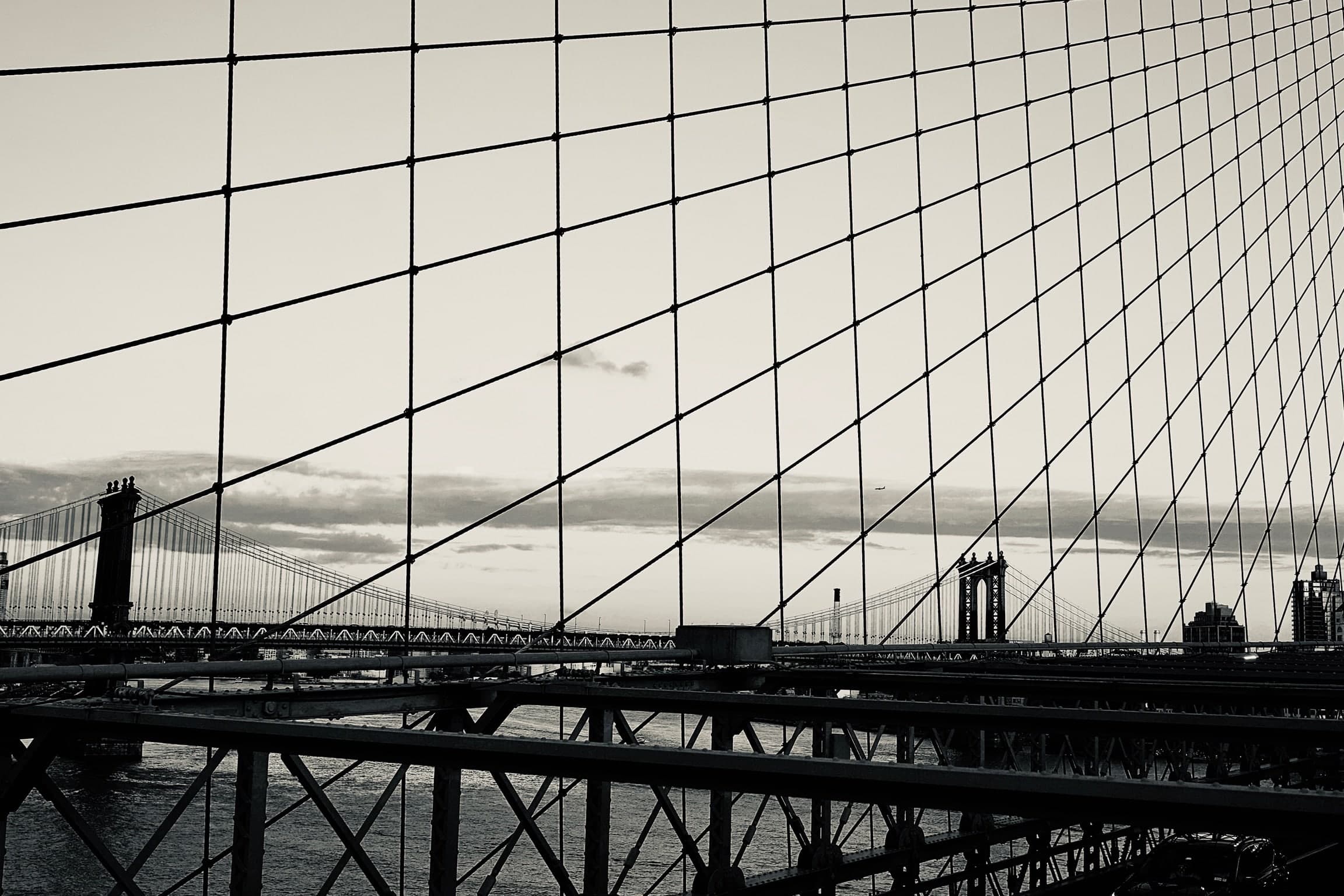 Brooklyn Bridge und Skyline als Spiegelung in einer Glasfassade